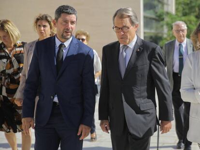 Joan Canadell (izquierda), con Artur Mas y su esposa, en el entierro de Valls.