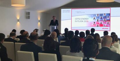 El vicepresidente ejecutivo de Cepsa, Pedro Miró, en la presentación en Abu Dabi de las perspectivas de la petrolera para 2030.