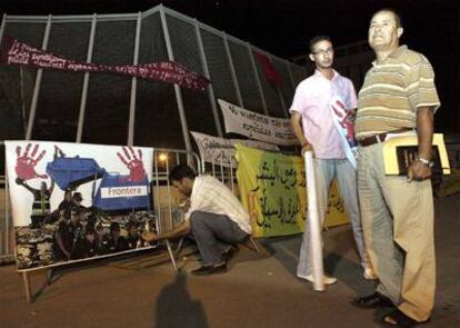 Moulay Rachid Zannay (centro) y Mounaim Chaouki (derecha), dos de los representantes de los organizadores del boicot.