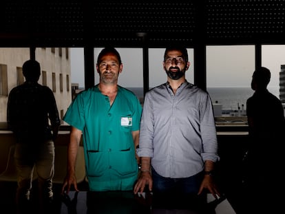 Unidad de Pre-exposición para VIH en el hospital universitario Puerta del Mar, Cádiz. En la imagen el doctor Andrés Martín (izquierda) junto al psicólogo Javier Borrallo y, al fondo, dos usuarios.