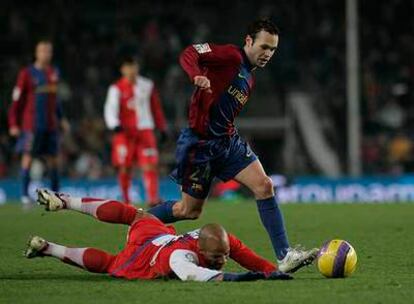 Iniesta supera a Luccin en el Camp Nou, durante el Barça-Atlético, el último partido de Liga disputado antes del parón navideño.