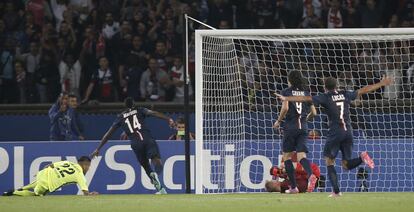 Blaise Matuidi, segundo a la izquierda, celebra tras anotar el tercer gol de su equipo.