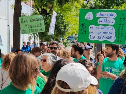 Centenares de docentes protestan en la concentración de este mediodía frente a la Consejería de Educación de Madrid.