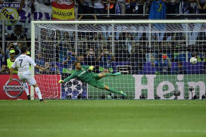 Cristiano Ronaldo marca gol de penalti que les proclama campeón de la Champions League.