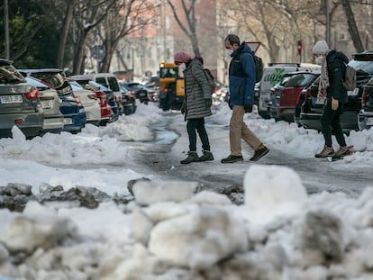 Aspecto de una calle de Madrid cubierta de nieve, este viernes.