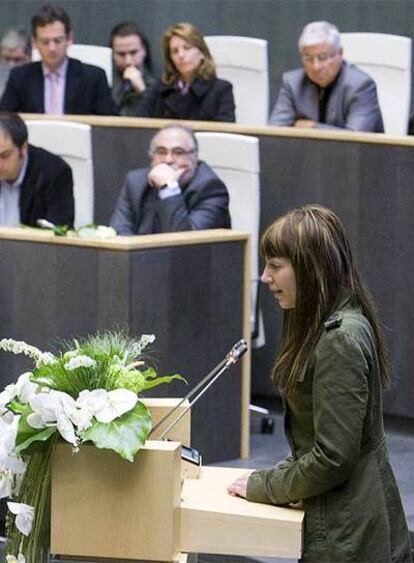 La hija de Isaías Carrasco, Sandra, en las Juntas Generales de Guipúzcoa, durante al homenaje a las víctimas del terrorismo