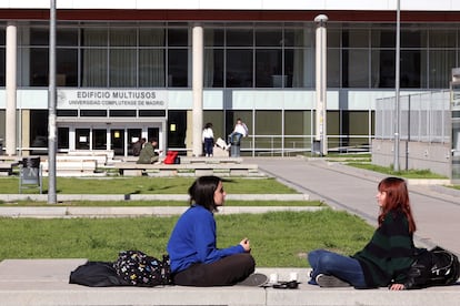 Alumnos en el campus de la Universidad Complutense de Madrid.