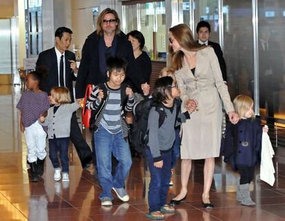 El ya matrimonio Jolie.Pitt, durante una de las caracter&iacute;sticas escenas de aeropuerto que suelen protagonizar junto a sus seis hijos.