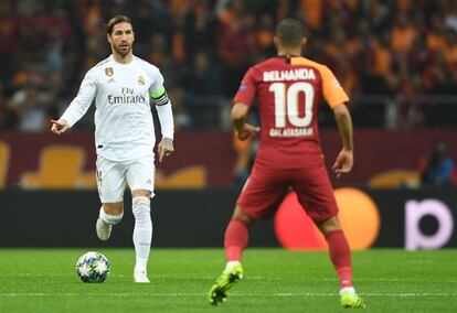 Sergio Ramos controla el balón durante el partido. 