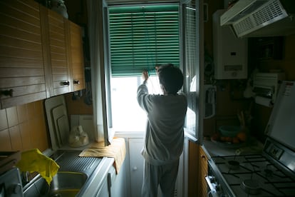 Mari Carmen, inquilina de renta antigua, paga 440 euros de alquiler por un piso de más de 90 metros cuadrados en Retiro.