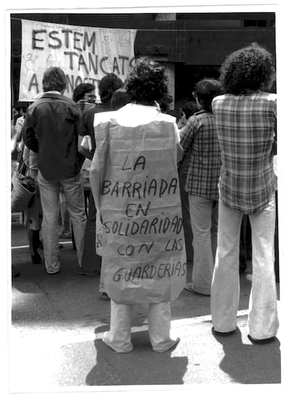 Imagen de una manifestación en Barcelona, sin datar, proporcionada por Movimiento Ciudadano, que auna una hemeroteca de las publicaciones sobre temática de barrios y ciudadanos en periódicos durante la Transición.