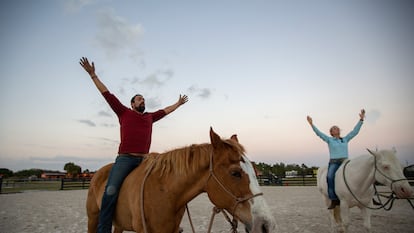 El yoga con caballos (en la foto, en Florida, EE UU), una forma de terapia equina.
