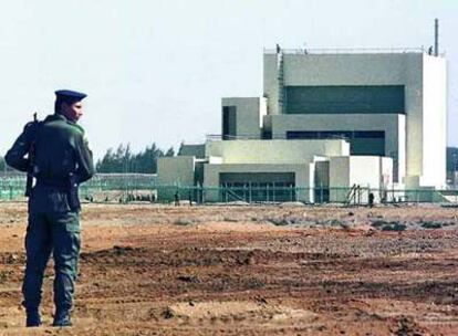 Un guardia de seguridad vigila el centro de investigación nuclear de Inshas (norte de El Cairo).