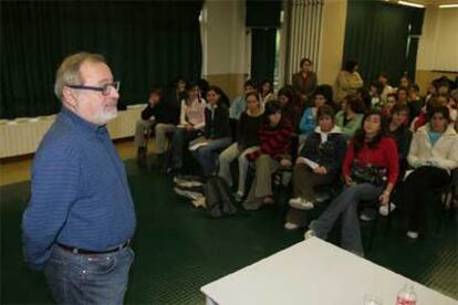 Fernando Savater se dirige a un grupo de alumnos del Colegio Francés.