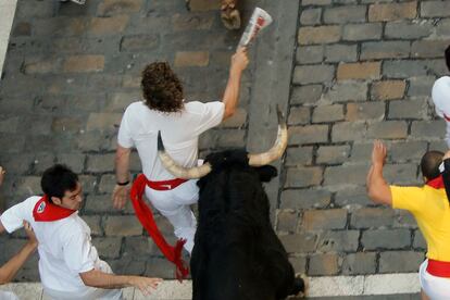 Un toro de la ganadería de Valdefresno durante el recorrido del tercer encierro de los Sanfermines, 9 de julio de 2013. Los toros de la ganadería salmantina han protagonizado su primer encierro en los Sanfermines, que ha durado 2 minutos y 29 segundos.