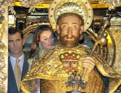 21 de septiembre de 2004. Los Príncipes de Asturias asisten a la Misa del Peregrino en la catedral de Santiago de Compostela (Galicia), donde dieron el tradicional abrazo al Apóstol.
