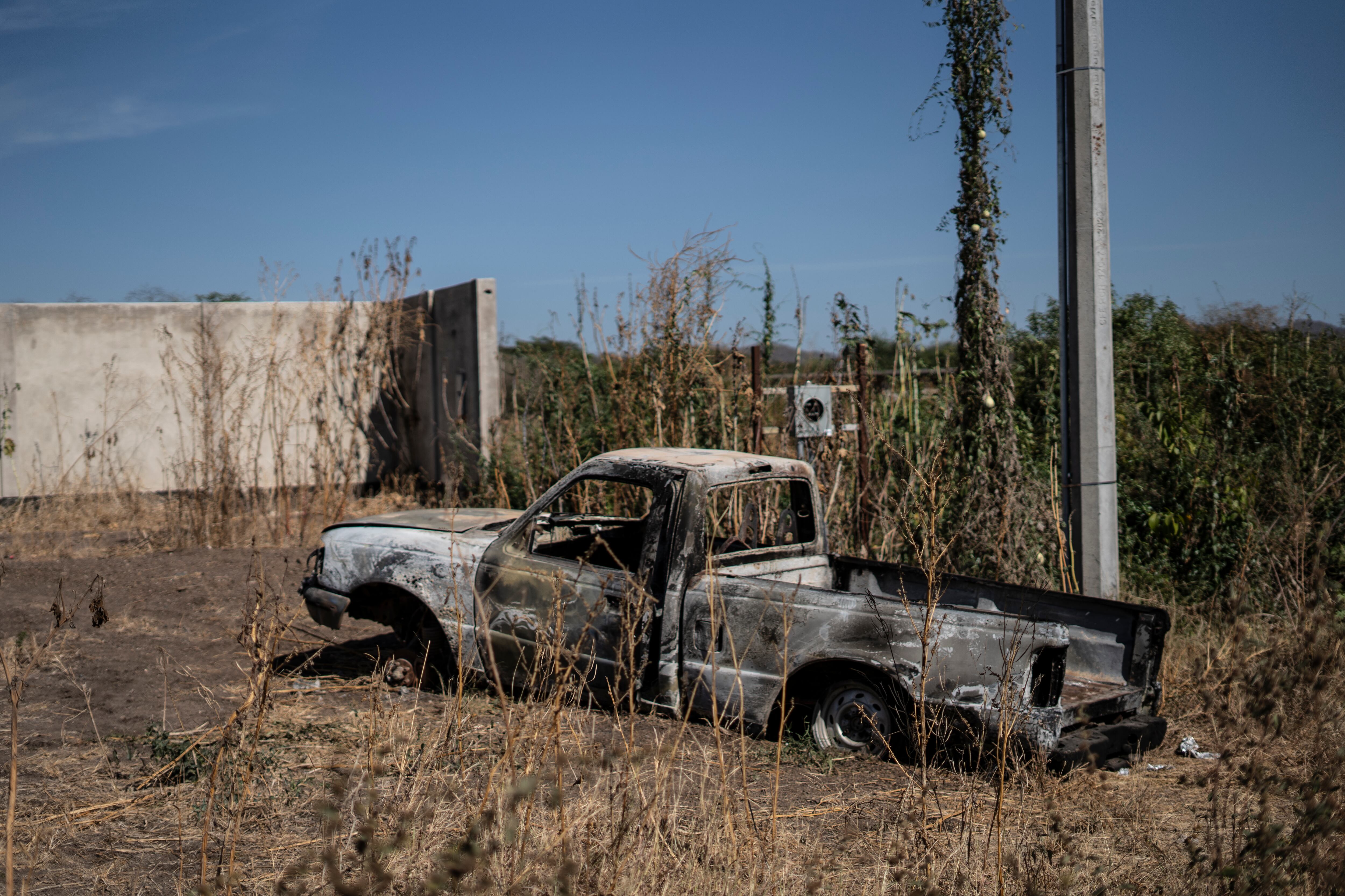 Un auto quemado tras un enfrentamiento a las afueras de Culiacán.