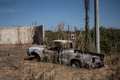 Un auto quemado a las afueras de Culiacán, Sinaloa, el 28 de noviembre de 2024.