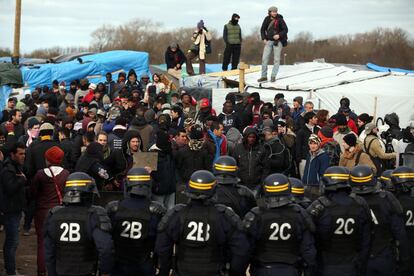 Buena parte de los refugiados también se niegan a ser trasladados a centros de acogida de otras zonas de Francia porque, como condición previa, deben ser identificados. En la imagen, agentes de policía se enfrentan a activistas y migrantes.