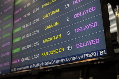 Anuncios sobre cancelación y retraso de vuelos, la mañana de este martes.