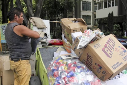 Un hombre separa basura en la Ciudad de México.