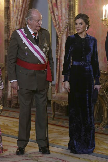 La reina también apostó por Felipe Varela un año antes, con un vestido azul marino de terciopelo, con cinturón y mangas abullonadas. Pero lo que más destacó fue el par de pendientes que lució. Unas piezas de topacio azul y diamante blanco, los cuales llevó en los Premios Príncipe de Asturias de 2014, tras la abdicación de Juan Carlos I.