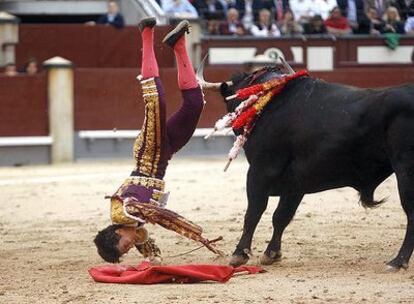 El Capea es volteado en su segundo toro.