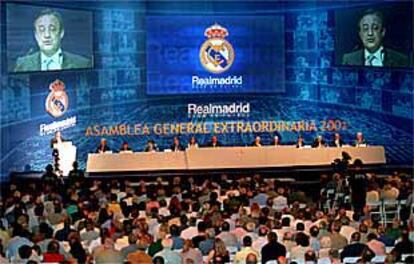 Los socios del Real Madrid escuchaban a su presidente, Florentino Pérez, durante la asamblea celebrada ayer.