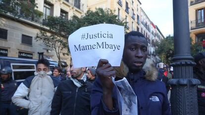 Ambiente tenso y de homenaje ante el fallecimiento del senegalés Mame  Mbaye en el barrio de Lavapiés. 