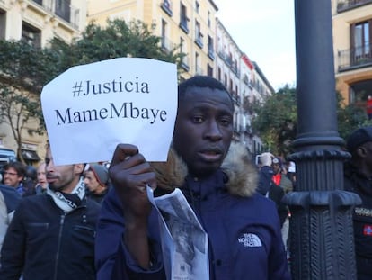 Ambiente tenso y de homenaje ante el fallecimiento del senegalés Mame  Mbaye en el barrio de Lavapiés. 