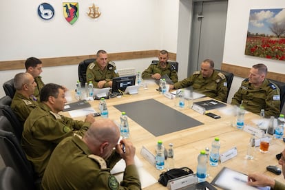 El jefe del Ejército israelí, Eyal Zamir, se reune este viernes con comandantes para planear la expansión de sus operaciones en la Franja de Gaza, en una fotografía del ejército israelí.