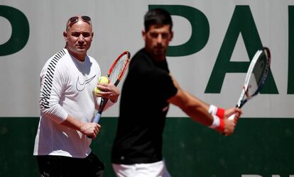 Agassi observa a su jugador, Novak Djokovic.
