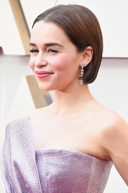 Emilia Clarke se apuntó también a la melenita corta en su ya habitual castaño oscuro. Con raya en medio y recogida detrás de las orejas, su peinado fue obra de Jenny Cho.
Para el maquillaje, la estilista Jillian Dempsey utilizó una sutil sombra en rosa pastel y barra de labios fucsia de Dolce & Gabbana.