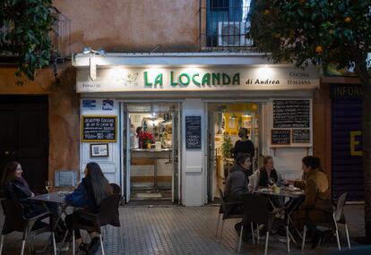 Varias personas consumen en la terraza de un bar de Sevilla el pasado viernes.