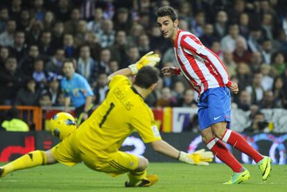 Adrián bate a Casillas y hace el 1-0 tras una gran jugada del Atlético.