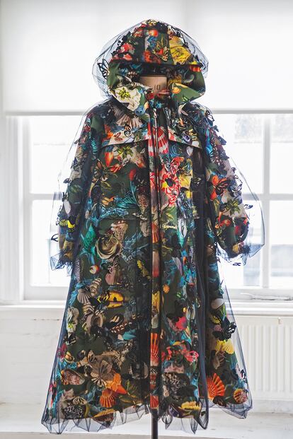 Gabardina con mariposas estampadas y bordadas en 3D de p-v 2019 de Mary Katrantzou.