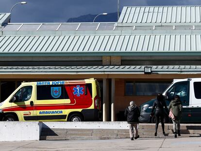 Una ambulancia en la entrada de acceso de la cárcel de Soto del Real, la pasada semana.