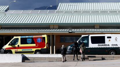 Una ambulancia en la entrada de acceso de la cárcel de Soto del Real, la pasada semana.