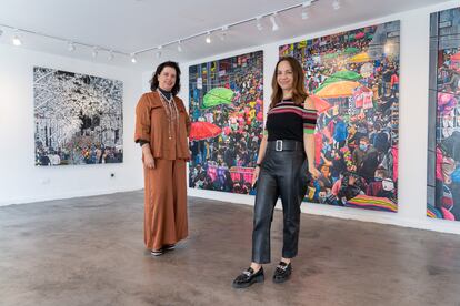 Las codirectoras Ángela Royo e Iliana Hoyos, de la Galería Otros 360°, en el norte de Bogotá. Mayo 13 de 2022.