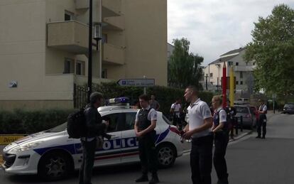 Policía en la escena de un ataque con cuchillo, en el suburbio parisino de Trappes.