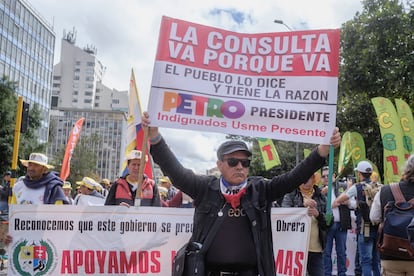 Un hombre sostiene una pancarta a favor de la consulta popular de Gustavo Petro durante la marcha en Bogotá.