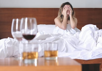 Una mujer se despierta con una terrible resaca. Según los estudios, el sexo no parece ser una variable importante en cuanto a este fenómeno.