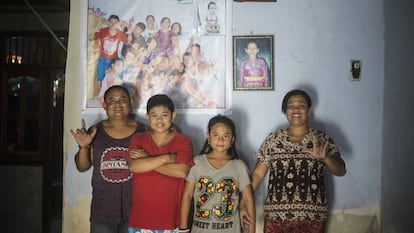 Los bailarines sordos Nyoman (izquierda) y Pindu (derecha), con dos de sus tres hijas, Sumarni, de 16 años y Nadi, de 11, en Benjkala, un pueblo al norte de Bali, donde de sus poco más de 2.000 vecinos, 46 padecen sordera de nacimiento, en abril de 2016.