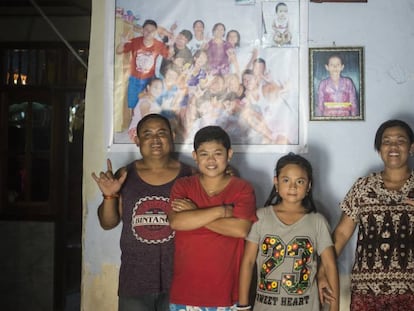 Los bailarines sordos Nyoman (izquierda) y Pindu (derecha), con dos de sus tres hijas, Sumarni, de 16 años y Nadi, de 11, en Benjkala, un pueblo al norte de Bali, donde de sus poco más de 2.000 vecinos, 46 padecen sordera de nacimiento, en abril de 2016.