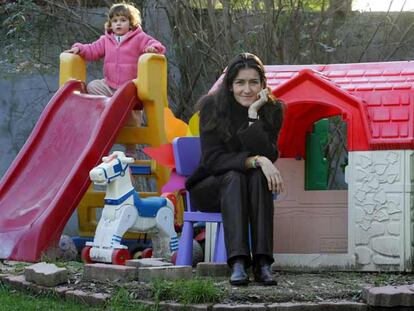 Ángeles González-Sinde, que el año pasado escribió un libro para niños, se ambienta mientras prepara ahora una obra de teatro infantil.