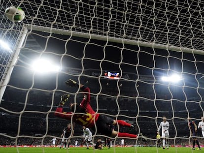 Varane, al fondo, marca el gol del Madrid