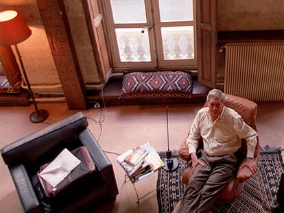 El nuevo premio Nobel en su casa de París, en 2000.