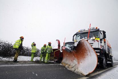 Los quitanieves trabajan sin descanso en el norte de Navarra, el 13 de enero.