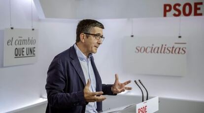 El secretari d'Acció Política i Ciutadania del PSOE, Patxi López, durant la roda de premsa d'aquest dimarts.