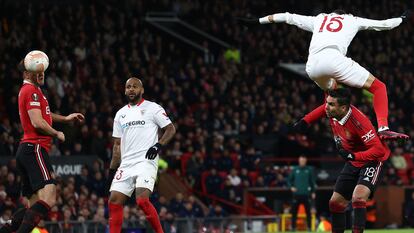 En-Nesyri, en el remate que después de ser desviado por Maguire significó el 2-2 para el Sevilla ante el United.